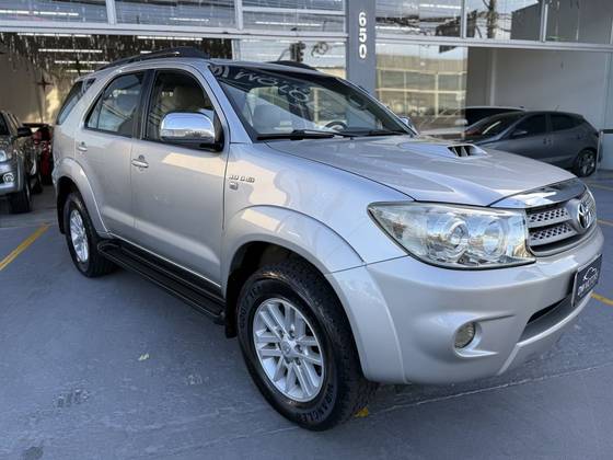 TOYOTA HILUX SW4 3.0 SRV 4X4 7 LUGARES 16V TURBO INTERCOOLER DIESEL 4P AUTOMÁTICO